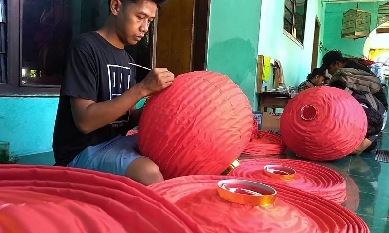 SAMBUT IMLEK, PERAJIN LAMPION JODIPAN BANJIR PESANAN