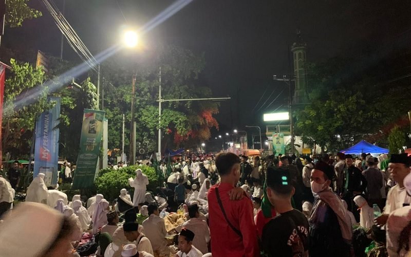 JAMAAH TERUS BERDATANGAN KE STADION SIDOARJO SEJAK DINI HARI