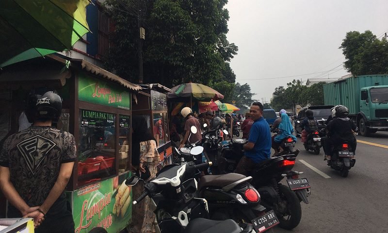 JAJANAN RAKYAT UNTUK BERBUKA DI PASAR TAKJIL MERGOSONO