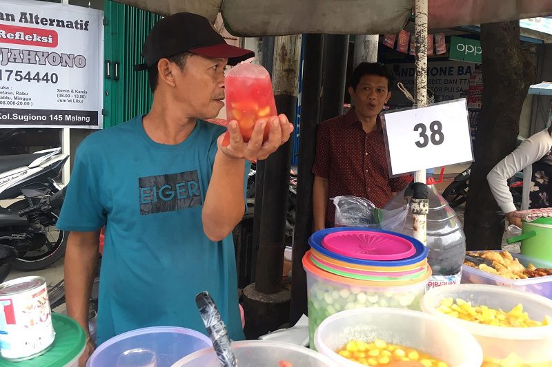 Pedagang buah di Pasar Takjil Mergosono