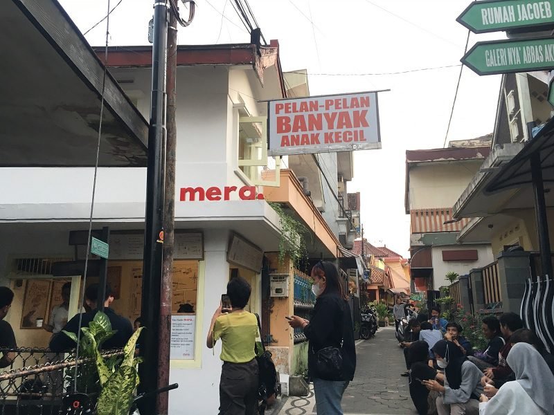 MERA, COFFEESHOP DALAM GANG BERKONSEP SEKOLAH TERBUKA