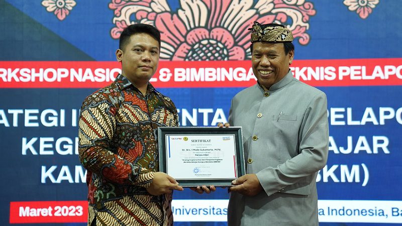 Penyerahan penghargaan kepada Ketua APTISI Bali sebagai narasumber