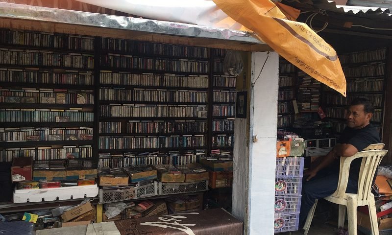 TONO, BERTAHAN JUALAN KASET PITA DI ERA MUSIK STREAMING