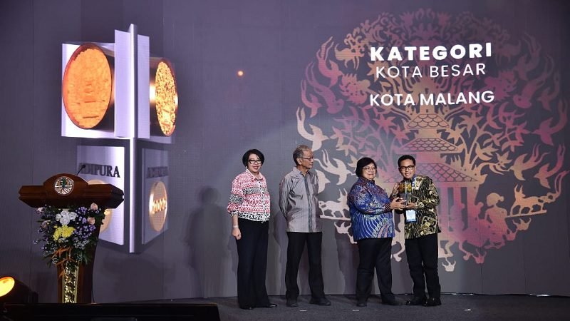 JUMAT PAGI, PEMKOT MALANG KIRAB PIALA ADIPURA