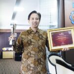 REKTOR ITS PERTAHANKAN BEST UNIVERSITY LEADERS DI OBSESSION AWARDS 2023