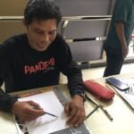 ENDI ASTO, SENIMAN SKETSA DENGAN MEDIA ‘BAMBU RUNCING’