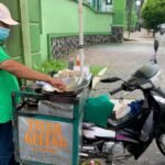 MESKI MASIH LIBUR LEBARAN, PENJUAL TELUR GULUNG INI TETAP BERTAHAN BERJUALAN