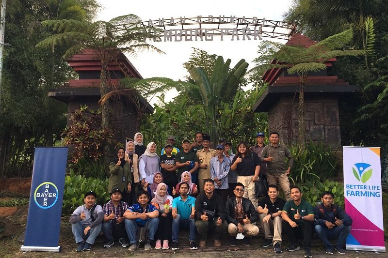 KEMITRAAN BANTU PETANI. PT. Winmar, Bayer, Prisma dan Bank Mandiri bermitra untuk memfasilitasi para petani jagung di Desa Pandanmulyo, Kecamatan Tajinan, Kabupaten Malang. Foto: Yusrir Roisati