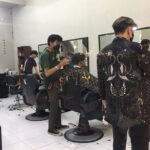 JELANG LEBARAN, BARBERSHOP MAKIN RAMAI DIKUNJUNGI