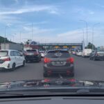GERBANG TOL MENANGGAL MULAI DIPADATI KENDARAAN PEMUDIK