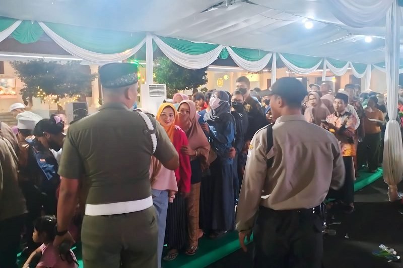 DUA HARI PENUHI GEDUNG GRAHADI, MASYARAKAT BAHAGIA BISA BERTEMU GUBERNURNYA