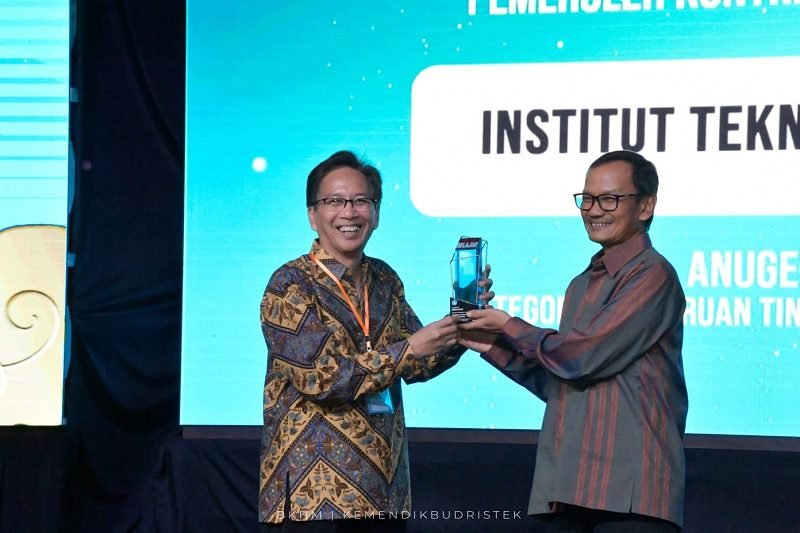 ITS RAIH PENGHARGAAN ANUGERAH MERDEKA BELAJAR DARI KEMENDIKBUDRISTEK