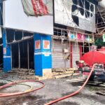 SATU UNIT MOBIL DAMKAR TERJEBAK KEBAKARAN, WARGA DILARANG MENDEKAT