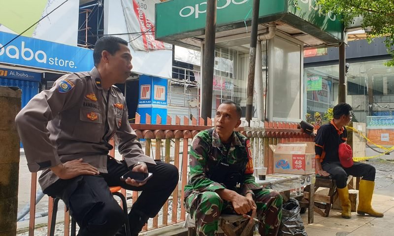 SITUASI BELUM KONDUSIF, APARAT KEAMANAN MASIH BERJAGA DI AREA SEKITAR MALANG PLAZA