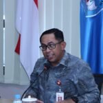 KEPALA OJK: JANGAN PERANG TIKET COLDPLAY DENGAN PINJOL