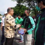 PEMKOT BATU SERAHKAN BLT KE PELAKU TRANSPORTASI