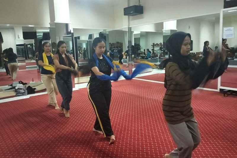 CAKRA BARUNA GELAR GLADI KOTOR DI MPU PURWA