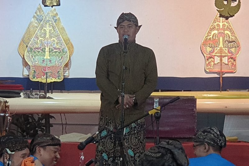 KADISDIKBUD SUWARJANA GELONTORKAN BONUS DI PAGELARAN BUDAYA HARDIKNAS