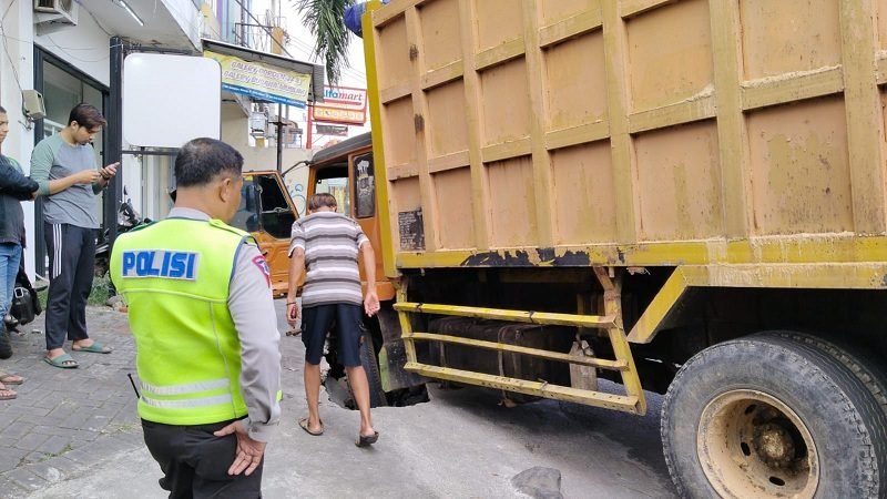 AMBLES, TRUK TRONTON TERPEROSOK DI DANAU TOBA
