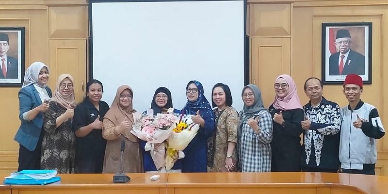 098-Siti Muntomimah bersama kolega pengajar di Unikama SITI MUNTOMIMAH: PERMAINAN BERBASIS NILAI-NILAI PANCASILA TINGKATKAN MORAL ANAK USIA DINI