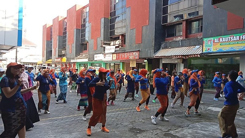 MABRUR TOUR & TRAVEL MALANG GELAR AGENDA SENAM BERSAMA ANGGOTA SKI DI KOMPLEKS SARINAH