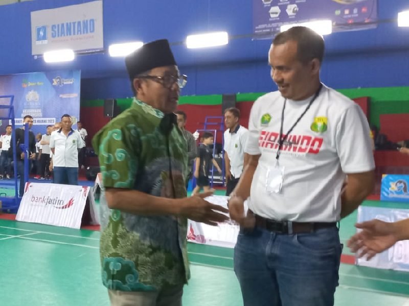 WALI KOTA MALANG DUKUNG TURNAMEN BULU TANGKIS ANTAR KELURAHAN JADI AGENDA RUTIN SETIAP TAHUN