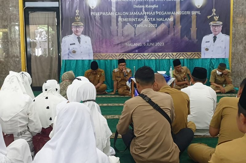 WALI KOTA MALANG LEPAS 48 CALON JEMAAH HAJI ASN