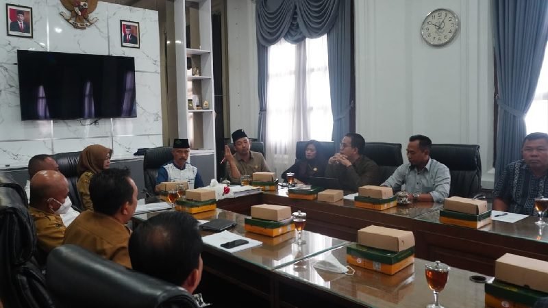 DEWAN MEDIASI PERSETURUAN WARGA PERUM HILL PARK REGENCY DENGAN PABRIK ROKOK
