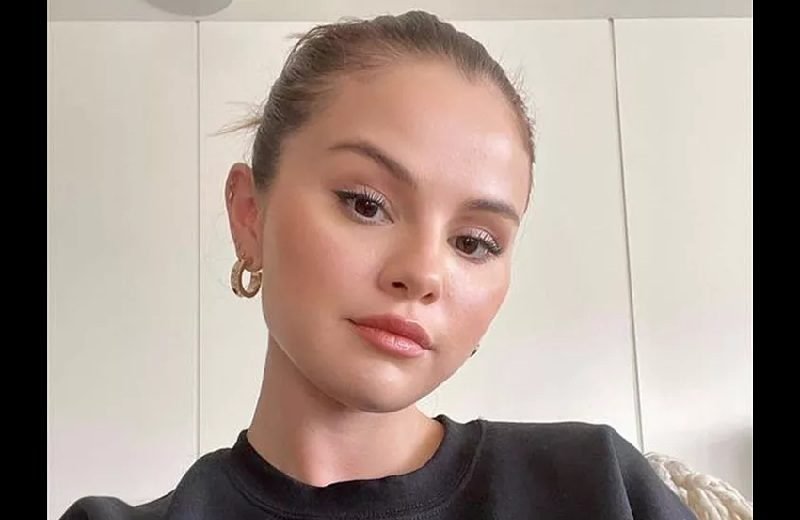 NONTON SEPAK BOLA, SELENA GOMEZ: I’M SINGLE!