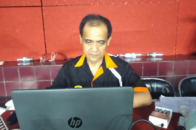 439-Noerdin Joedi Cahyono REFEREE KEJURKOT MALANG: TURNAMEN BULU TANGKIS ANTAR KELURAHAN MENAMBAH ANIMO MASYARAKAT PADA BULU TANGKIS