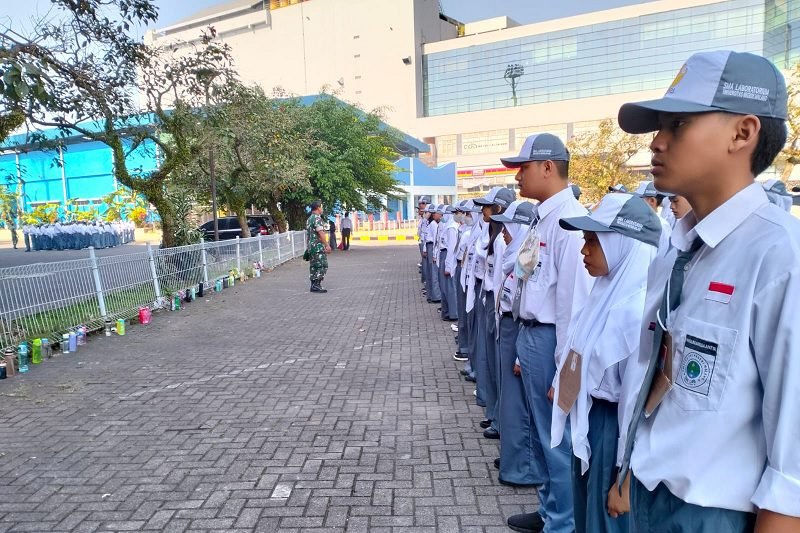 GANDENG KOREM 083, SMA LABORATORIUM UM AJARKAN KEDISIPLINAN DI AGENDA MPLS 2023