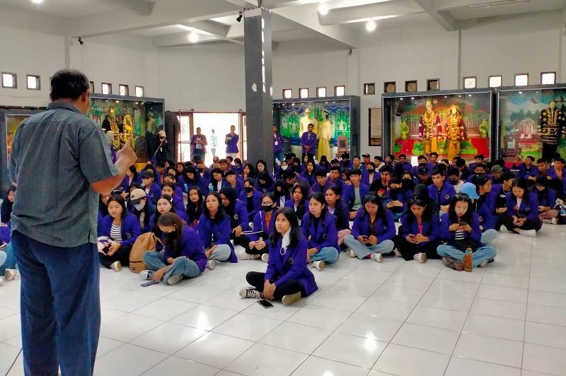 STUDY TOUR KEBANGSAAN, 140 MAHASISWA UNITRI KUNJUNGI MUSEUM MPU ZIARAH HINGGA ZIARAH KE MAKAM GUS DUR