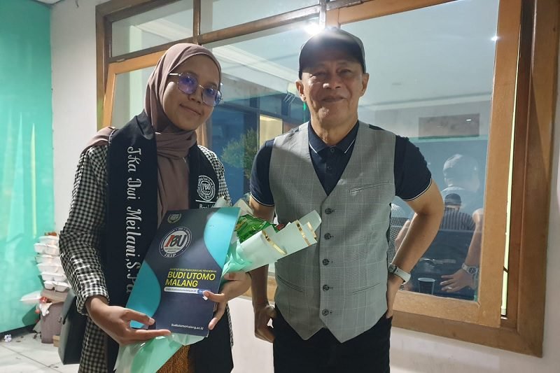 CALON WISUDAWAN TERBAIK IKIP BUDI UTOMO, BANTU NAFKAHI KELUARGA DARI BEASISWA