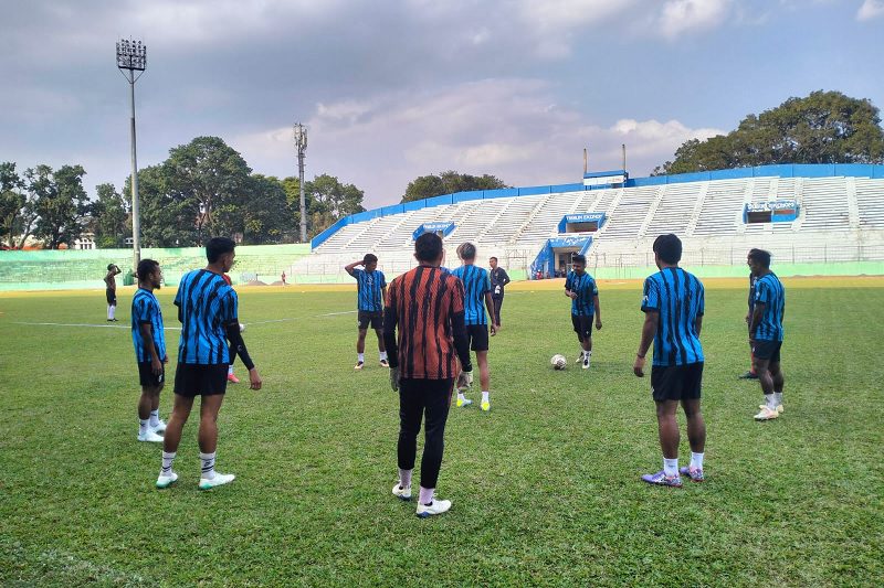 JELANG BERTANDANG KE SOLO, AREMA FC GELAR LATIHAN DI STADION GAJAYANA