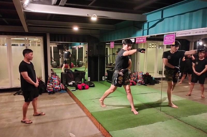 VAKUM SELAMA COVID, CONTAINER GYM SENGKALING KEMBALI BUKA KELAS MUAY THAI