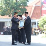 MADE RIANA SATU-SATUNYA KETUA DPRD TINGKAT II YANG TERIMA PENGHARGAAN DARI POLDA JATIM