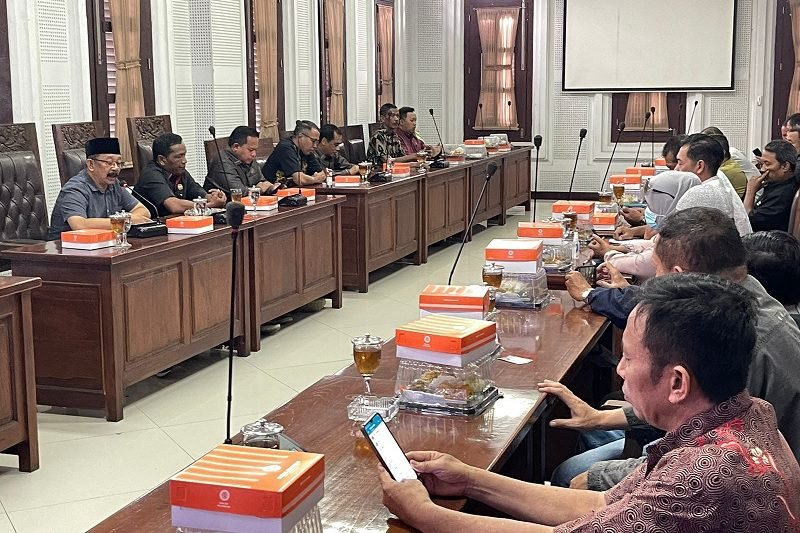 DEWAN DESAK PEMKOT MALANG TUNTASKAN MASALAH PASAR BLIMBING