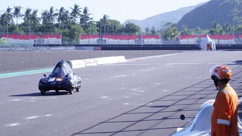 JUARAI SEM DI MANDALIKA, TIM MOBIL HEMAT ENERGI ITS WAKILI ASIA PASIFIK DAN TIMUR TENGAH DI DWC 2023