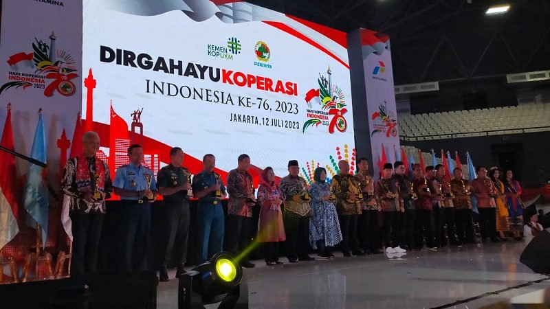 KEMBANGKAN KOPERASI DI KOTA MALANG, WALI KOTA SUTIAJI TERIMA PENGHARGAAN PEMBINA KOPERASI ANDALAN