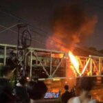 KA 112 BRANTAS JURUSAN PASAR SENEN-BLITAR TABRAK TRUK DI PERLINTASAN MADUKORO RAYA SEMARANG