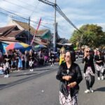 MERIAH, MASYARAKAT SAMBUT ANTUSIAS PAWAI KARNAVAL DESA PENDEM