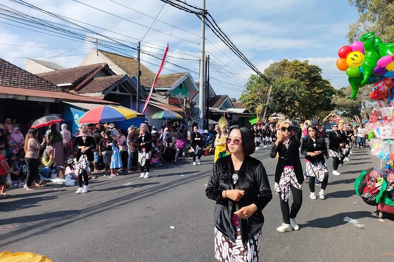 MERIAH, MASYARAKAT SAMBUT ANTUSIAS PAWAI KARNAVAL DESA PENDEM