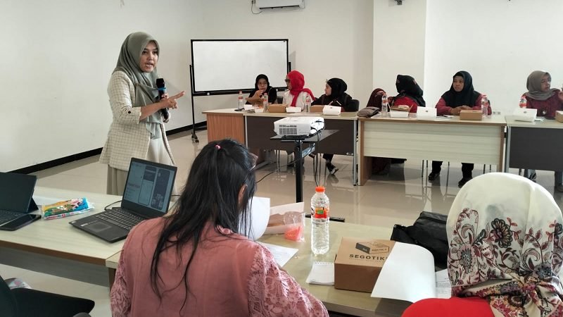 TIM PKM UM BERI EDUKASI RAGAM INVESTASI KEPADA PELAKU UMKM DI GEDUNG MCC