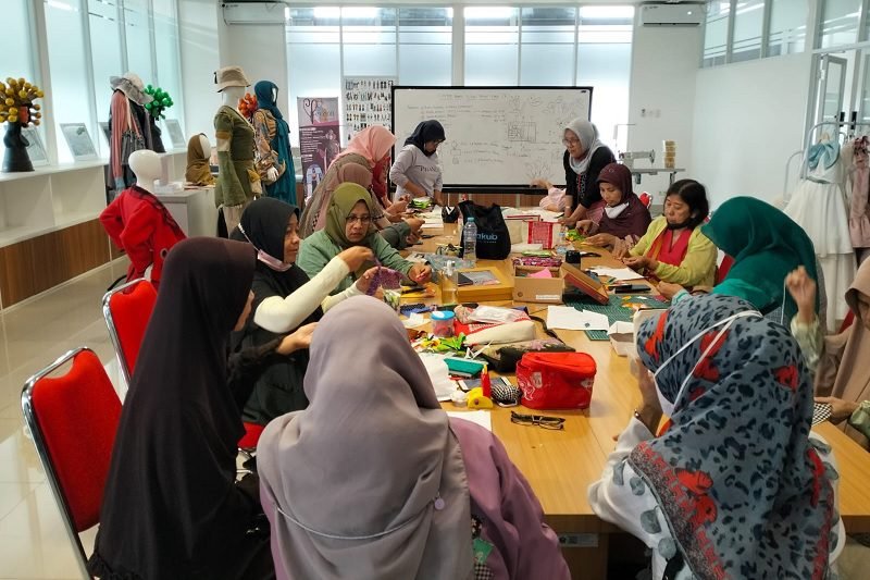 PELANUSA KOTA MALANG GELAR KELAS INKUBASI SEKTOR KRIYA TEKSTIL DI GEDUNG MCC