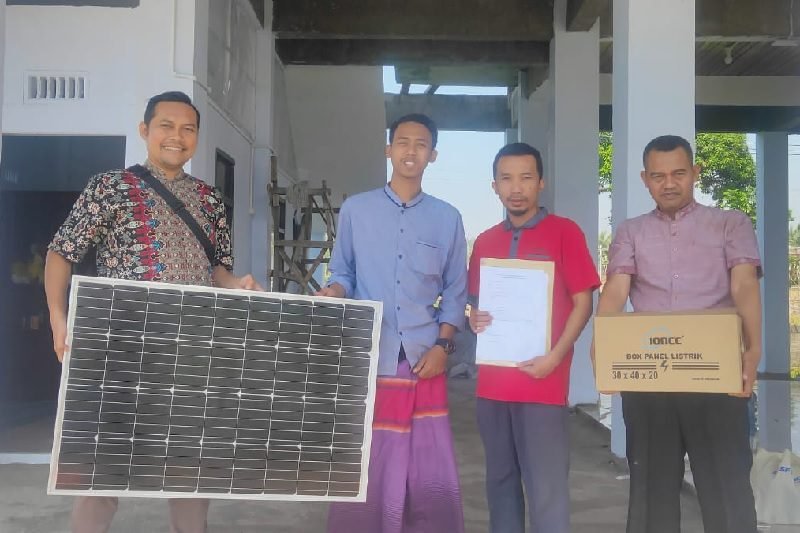 TIM QORYAH THOYYIBAH MANFAATKAN SMART LIGHT SOLAR CELL DI MASJID SIROTHOL MUSTAQIM PASURUAN
