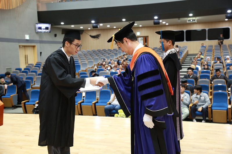 Wisuda di MNU