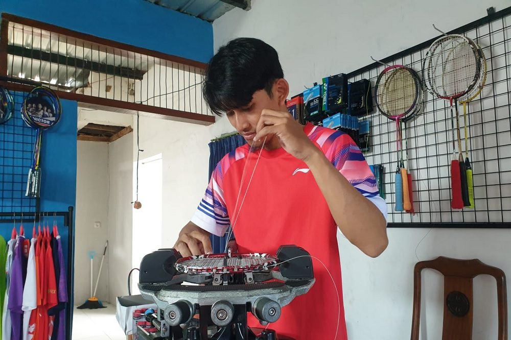 GANTUNG RAKET DI USIA BELIA, LUKY PRASETYO MALAH SUKSES DI USAHA SERVIS RAKET