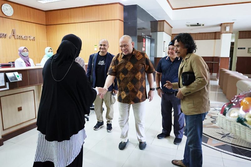 346-LaNyalla jenguk Cak Nun JENGUK CAK NUN, KETUA DPD RI DOAKAN LEKAS PULIH