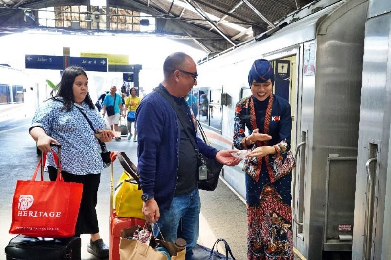 PENUMPANG MULAI BANJIRI STASIUN-STASIUN JELANG LIBUR HUT RI