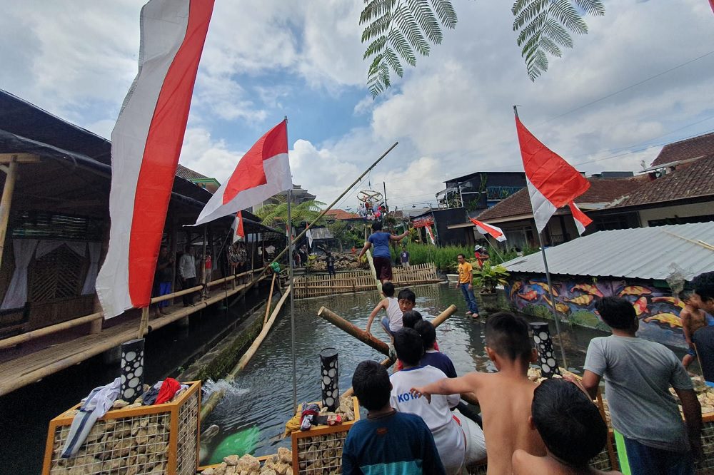 MERIAHKAN AGUSTUSAN, LOMBA JEMBATAN ANCOL DI SIDOMULYO BATU